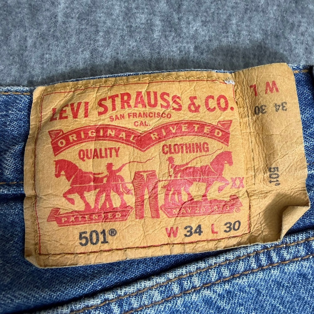 Levis 501 Jeans Men 34x30 Blue Original Fit Straight Leg Button Fly Medium Wash - Picture 8 of 11